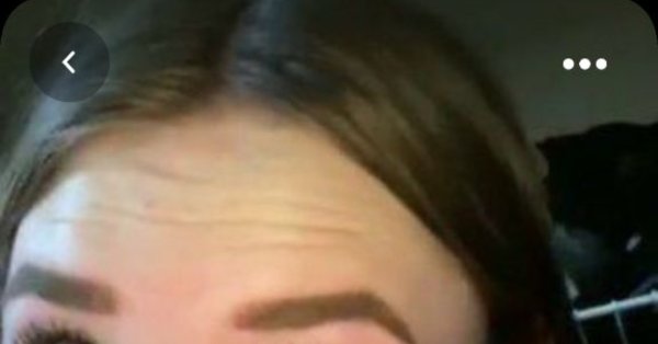 Утирает слезы хомяком