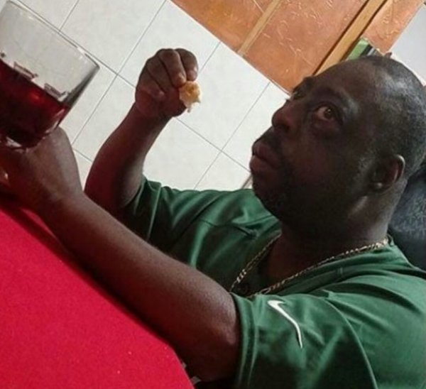 Мем удивленный нигер за столом