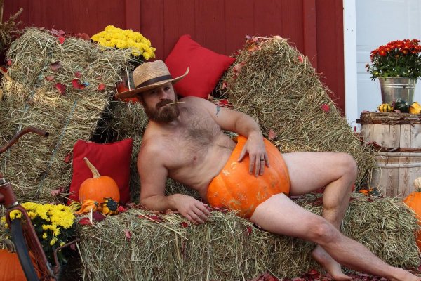 Мужик с большой тыквой