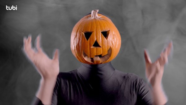 Парень с тыквой на голове