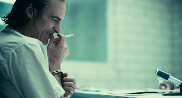 Джокер Хоакин Феникс курит