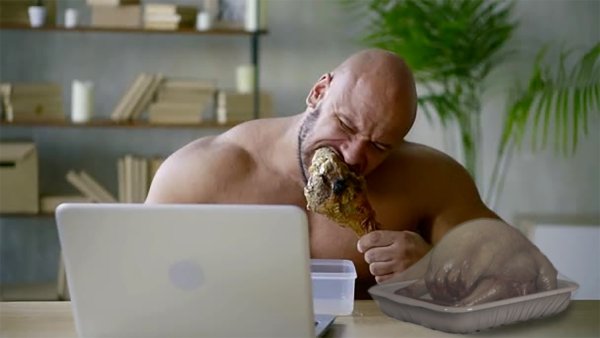 Накаченный мужчина за компом