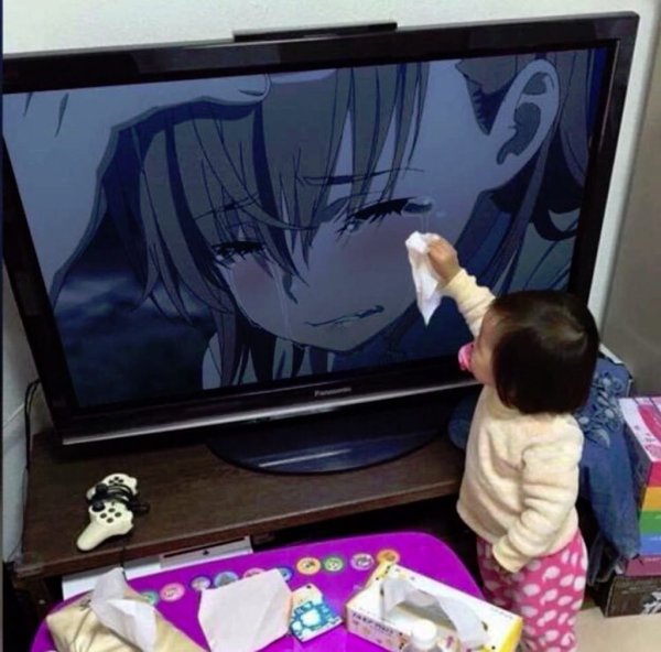 Девочка вытирает слезы телевизору