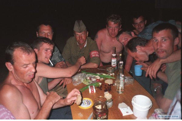 Мужики бухают за столом