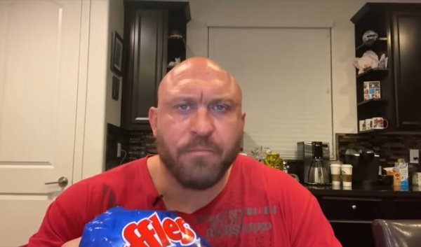 Чел ест чипсы Мем