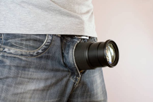 Здороваются через ширинку