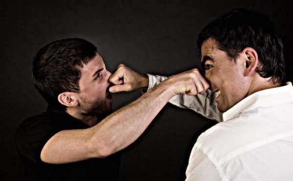 Мужчина ругается