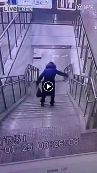 Женщина упала с лестницы