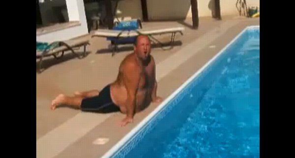 Толстые мужики в бассейне