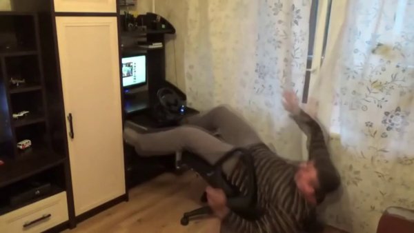 Человек пададает со стула