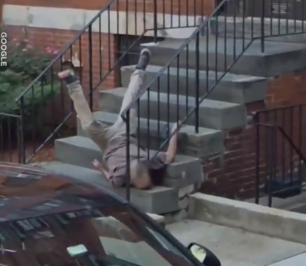 Мужик падает с лестницы