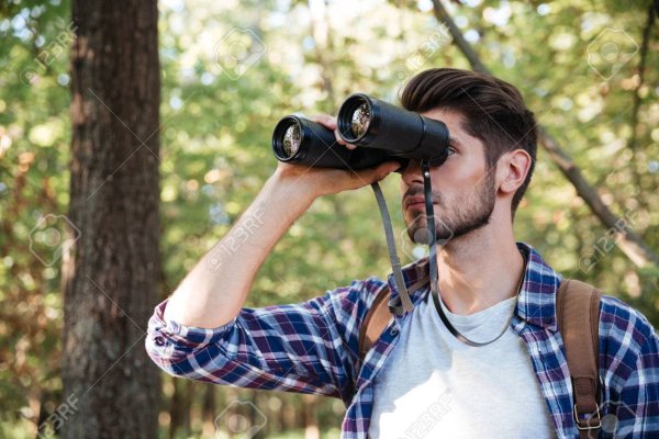 Мужик с биноклем Мем