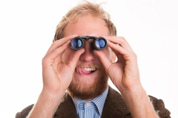 Человек подсматривает