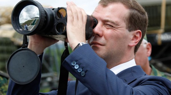 Медведев с биноклем