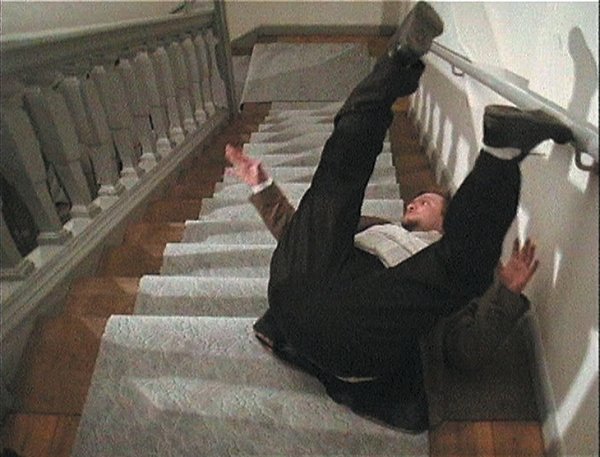 Человекпададет с лестницы