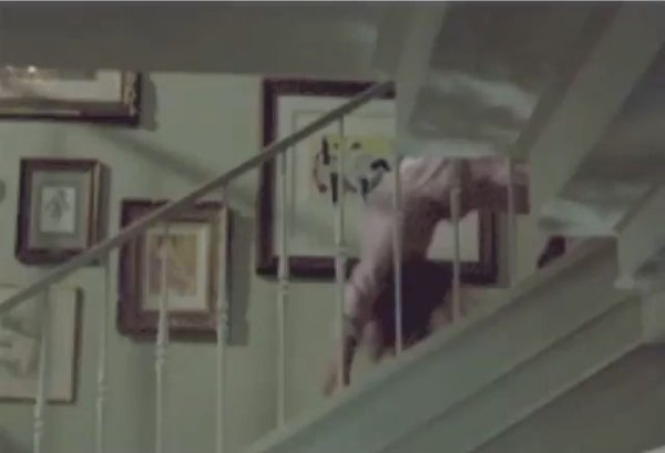 Падающие предметы с лестницы