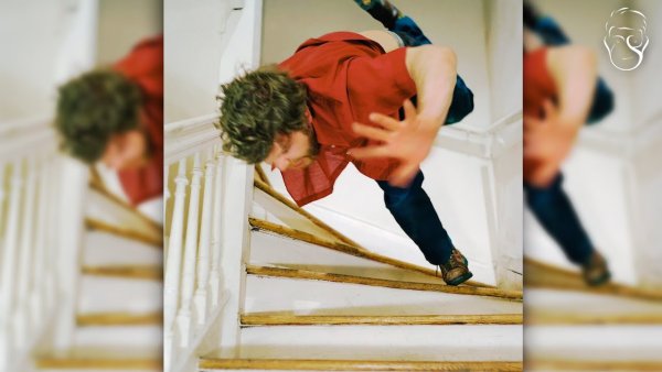 Человекпададет с лестницы