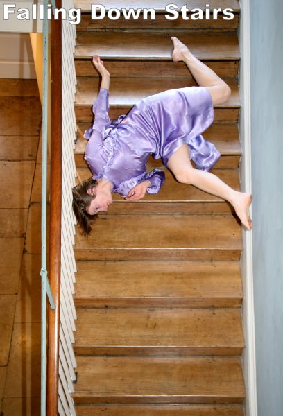 Девушка упала с лестницы
