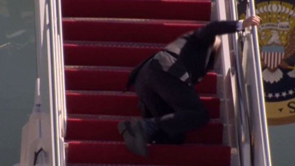 Байден на лестнице самолета