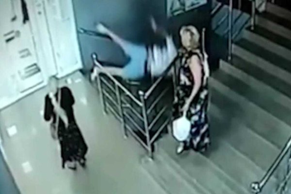 Мужик падает вниз головой