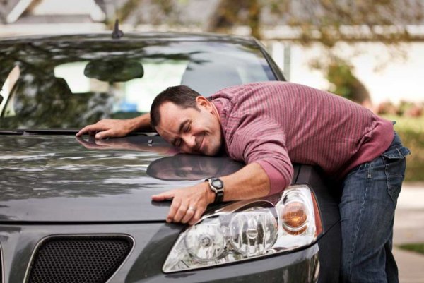 Обнимает машину