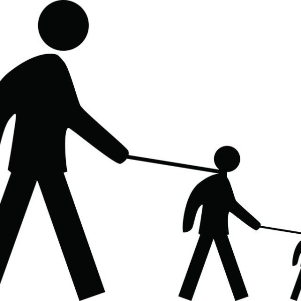 Двое человек на поводке