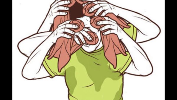 Вытирает пот