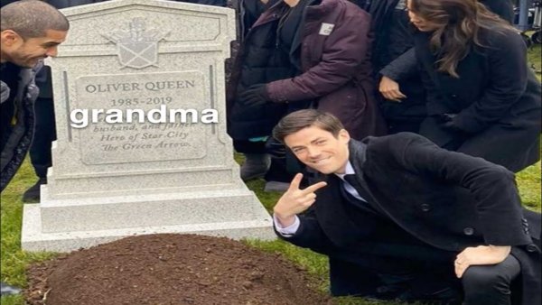 Мем чел у надгробия