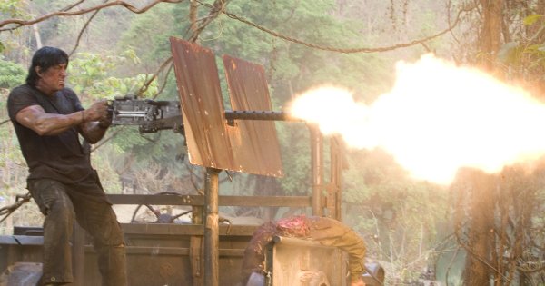 Рэмбо 4 стреляет из пулемета