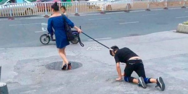 Парень на поводке