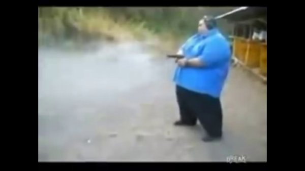 Толстый человек с пистолетом