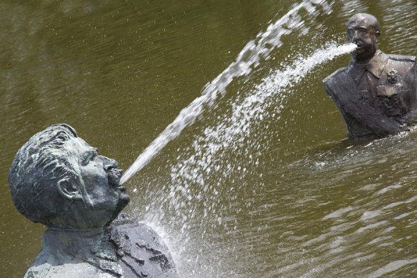 Фонтан плюющиеся Лидеры Голландия