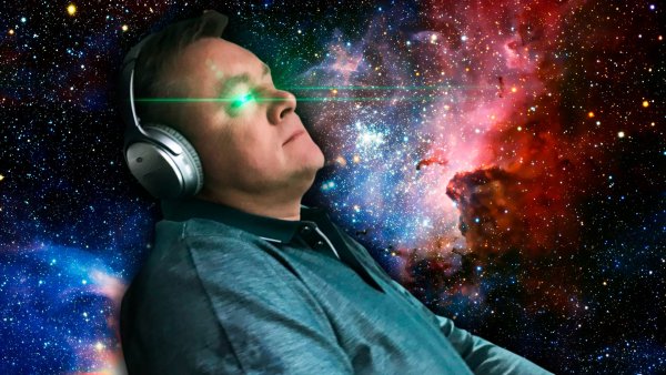 Человек в наушниках в космосе