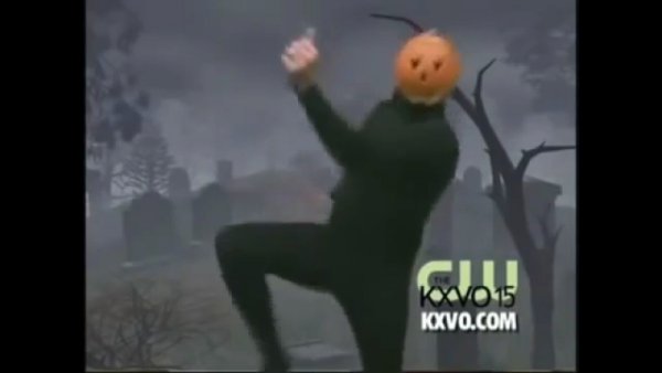 Человек с тыквой на голове танцует