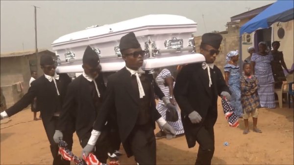 Негры несут гроб