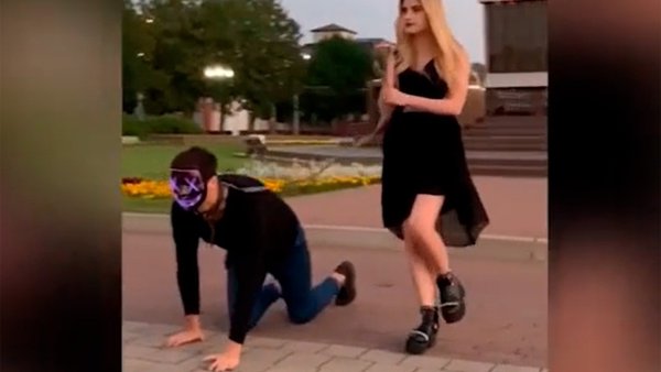 Девочка на поводке