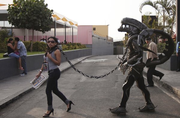 Парень на поводке