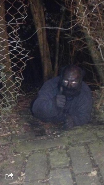 Черный бомж показывает класс