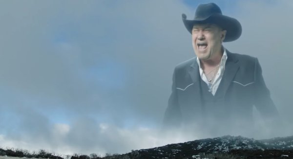 Мужик в шляпе орет