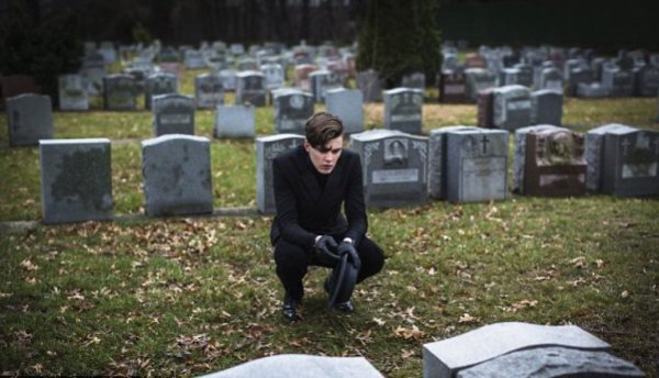 Парень на кладбище