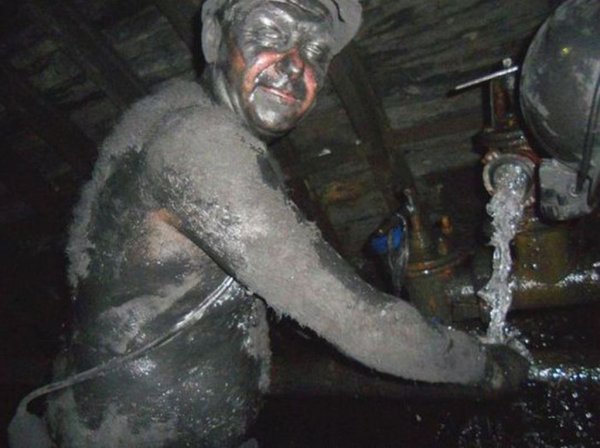 Шахтер в забое