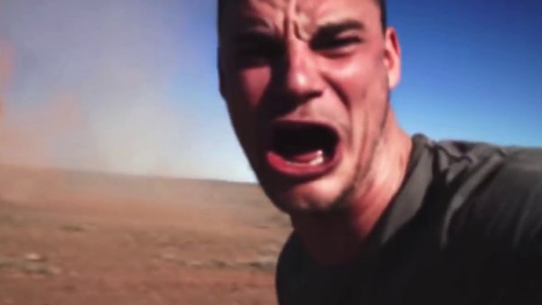 Мужик орет на фоне Торнадо