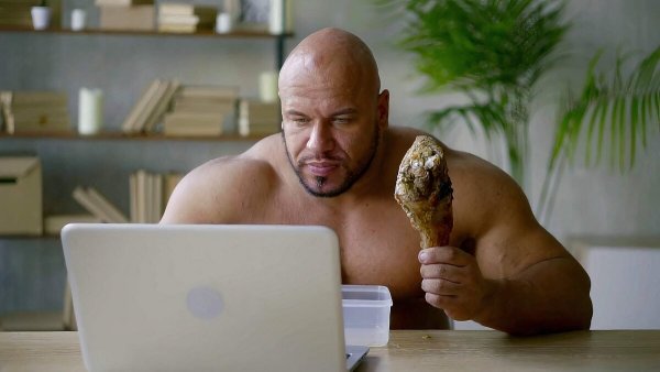 Накаченный мужик с ноутом