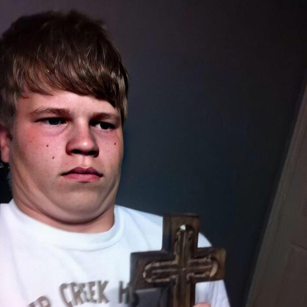 Парень с крестиком