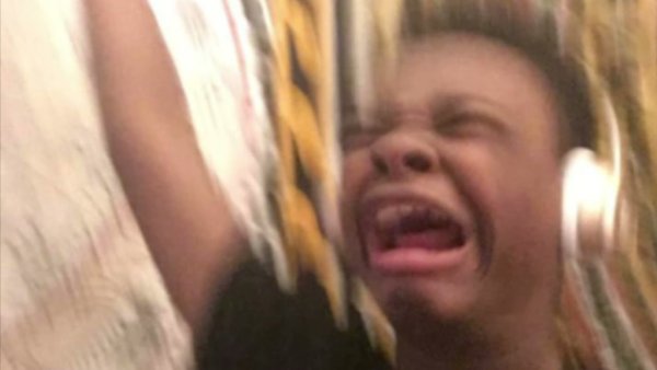 Негр в наушниках Мем