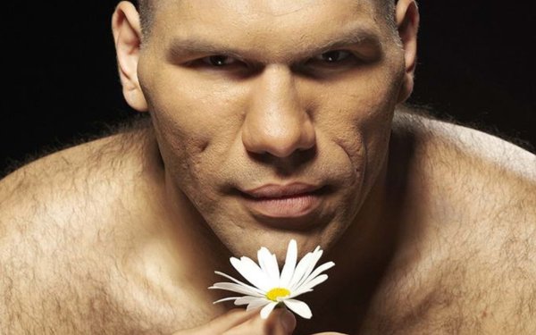 Николай Валуев с ромашкой