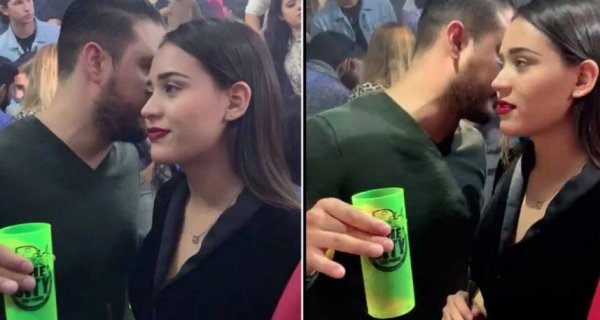 Мем парень объясняет девушке в клубе