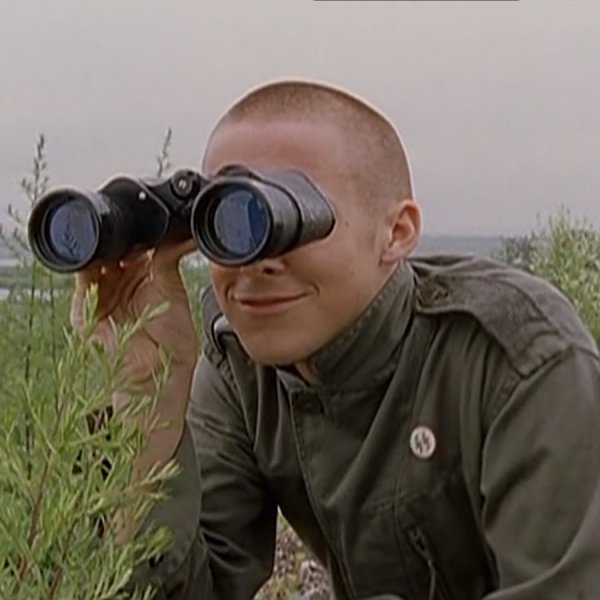 Мем с биноклем