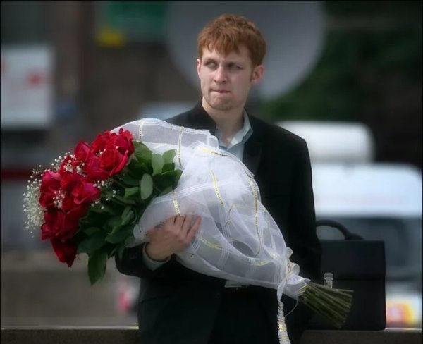 Парень с букетом