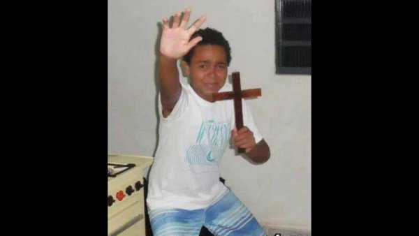 Чёрный мальчик с крестом